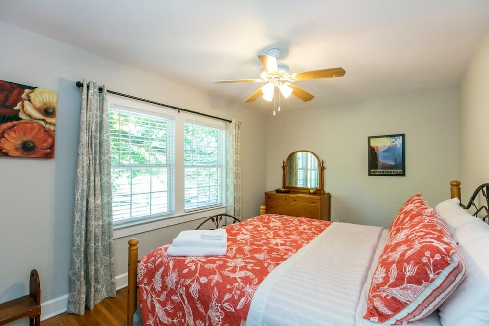 Roomy 5BR Bungalow w Backyard Close to Downtown