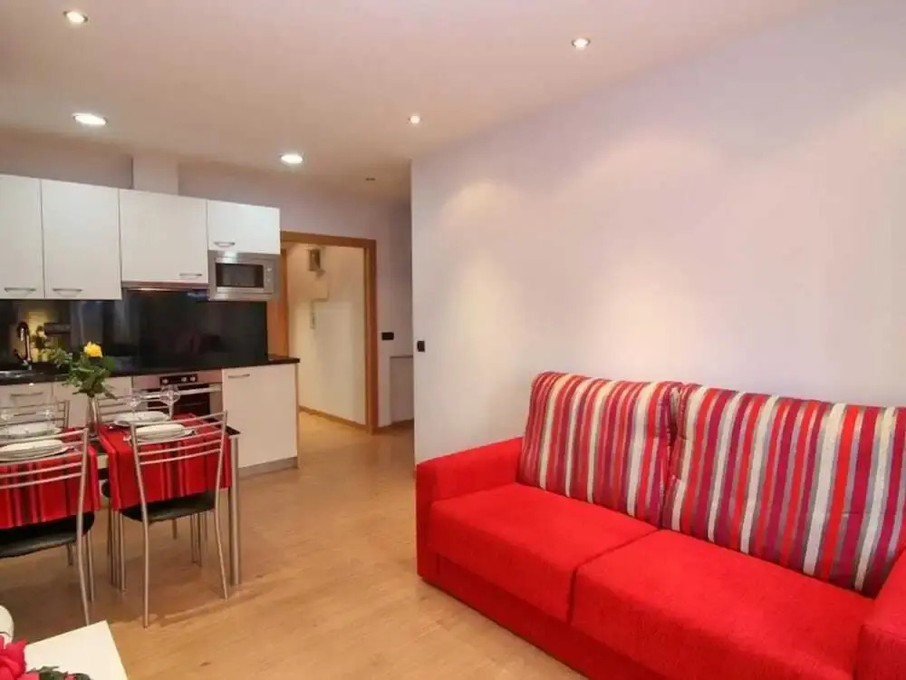 Fira Poble: Bohemian 2 Bedroom, 3rd Floor Walk Up - Rnu 68364