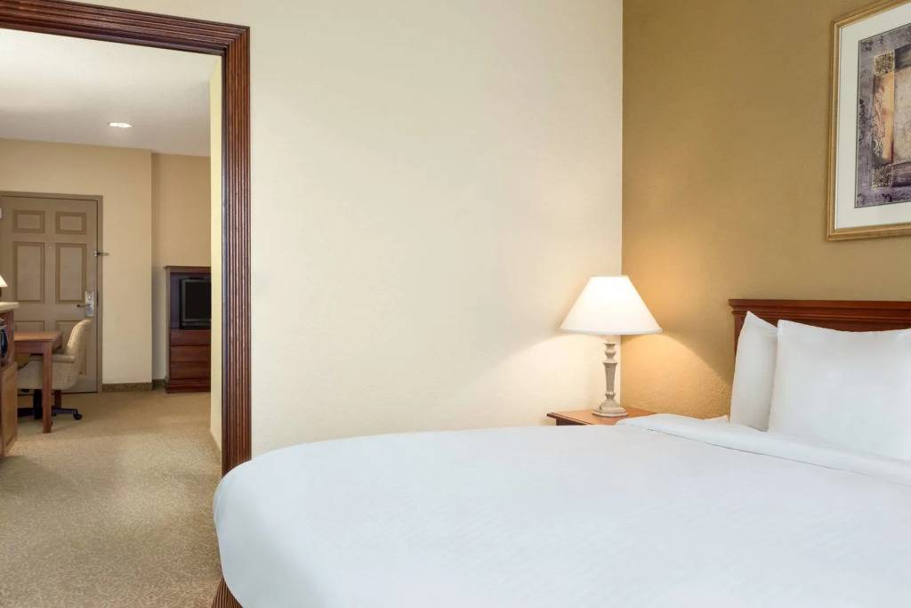 Sonesta Essential IAH Airport JFK Boulevard - Newly Renovated