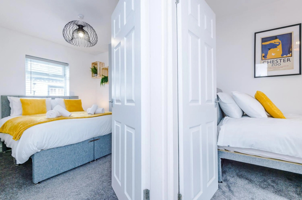 Stylish 2-bed home in Chester City-Centre by 53 Degrees Property, ideal for Couples & Small groups, Great Location - Sleeps 5