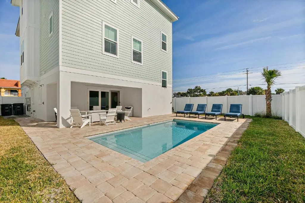 Endless Summer Oasis- Luxury 5br, heated pool, elevator, steps to ocean!