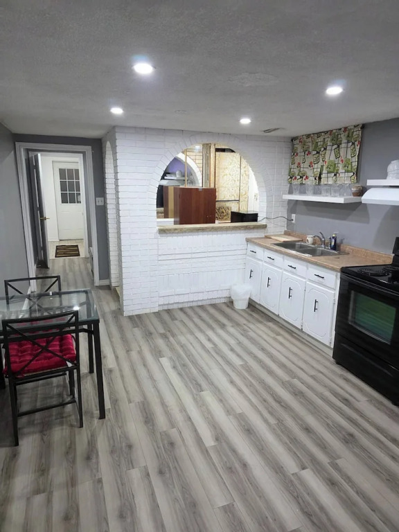 Bright & Cozy 2-bedroom Main Floor Suite