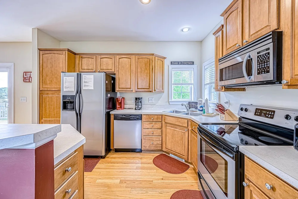 Lake Lovers Delight - Lakefront Home With Private Dock & Pool Table - Dogs OK