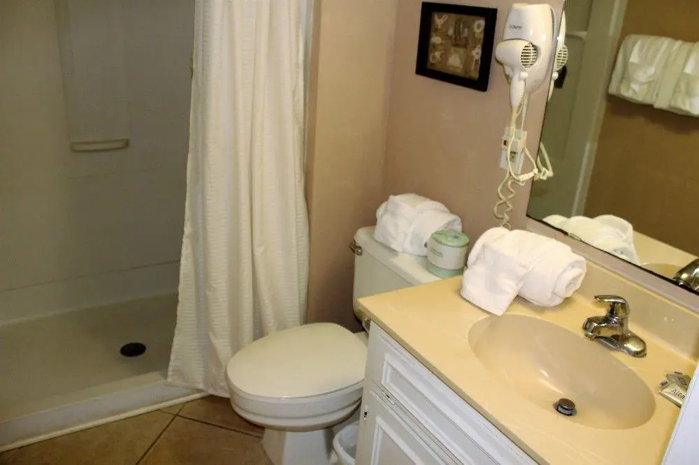 Blue Water Beachfront Condo 2 Mi to SkyWheel!