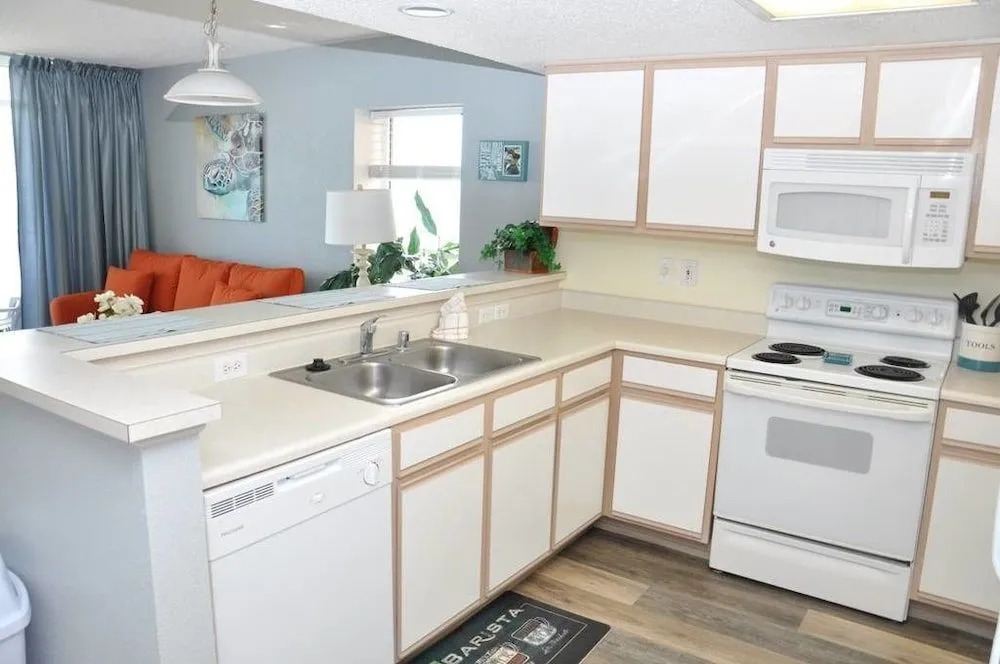 Baywatch Resort 1709 - 2 Br condo by RedAwning