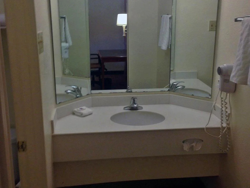 Days Inn & Suites by Wyndham Texas City - Galveston Area