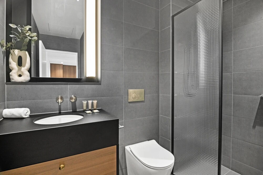 Modern 2BR Southbank Views + Pool Gym Near Casino