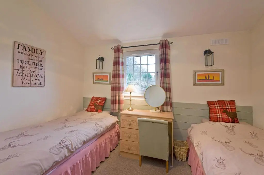Appin Holiday Homes - Lodges, Shepherds Hut and Train Carriage stays