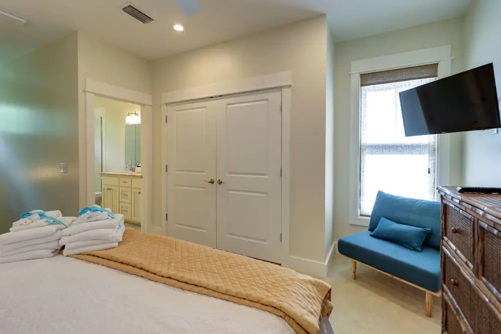 Cute little Cottage! Perfect Getaway! 2 Pools! SLEEPS 4