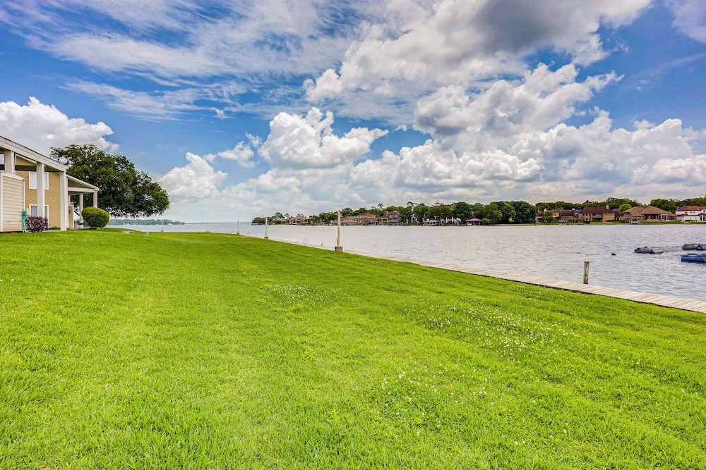 Beautiful Waterfront Condo on Lake Conroe w/ Dock