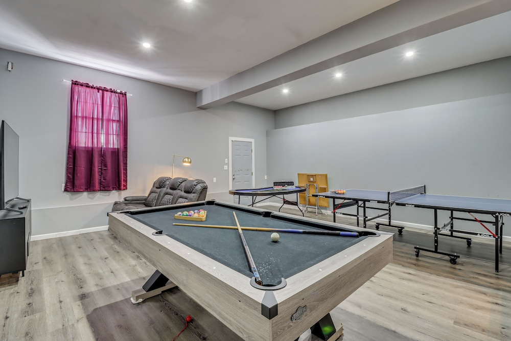 Family Retreat w/ Game Room, 4 Mi to Kalahari!