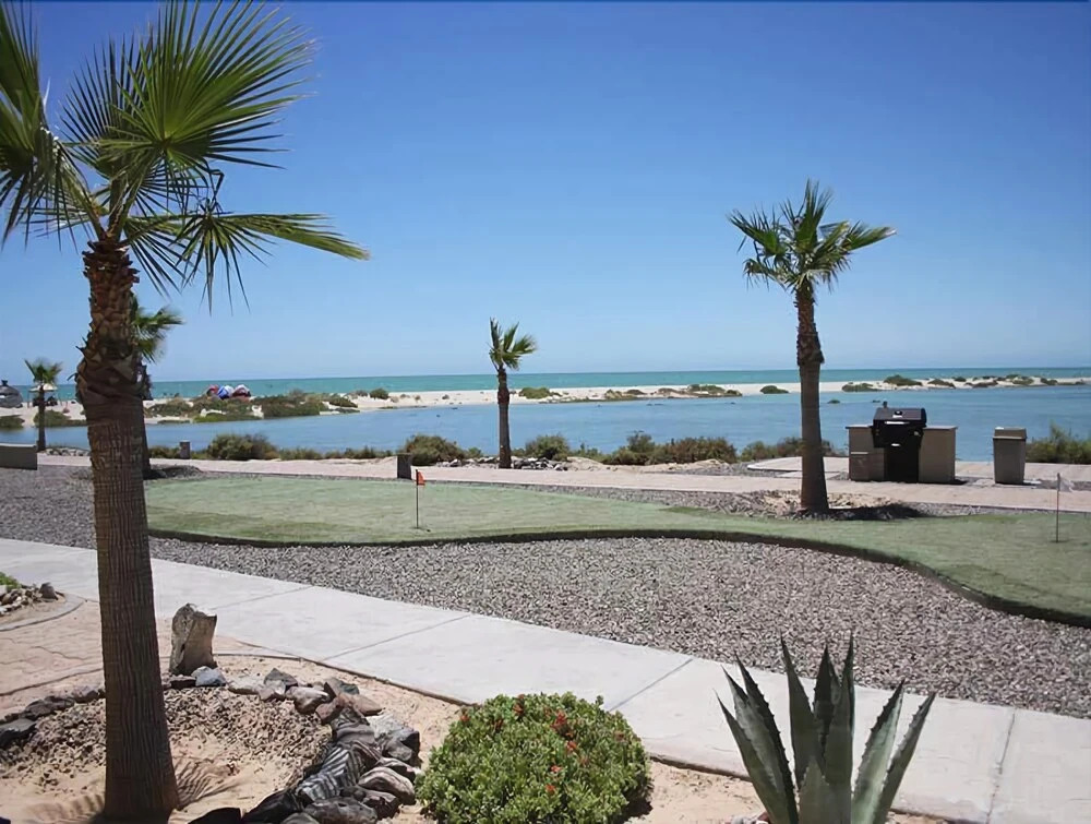 Playa Villa - 2 Br condo by RedAwning