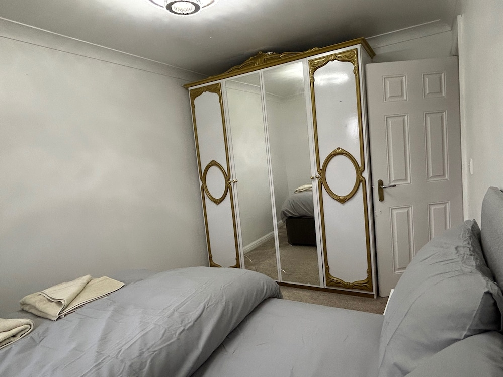 Romford Contractor / Family House