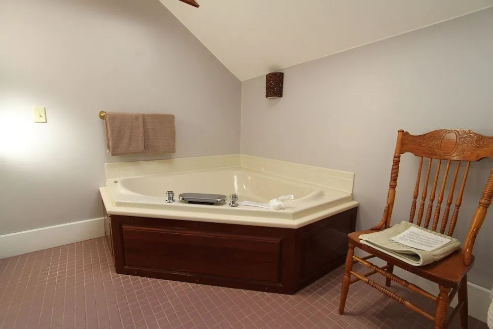 Carriage House Bed & Breakfast