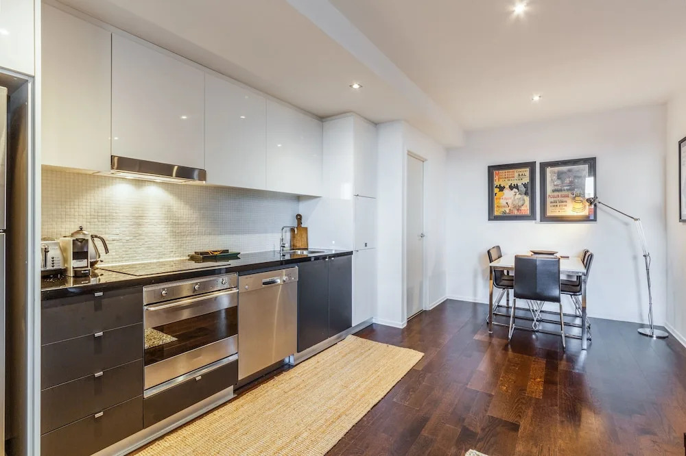 Stylish 2 bed 2 bath parking wifi pool