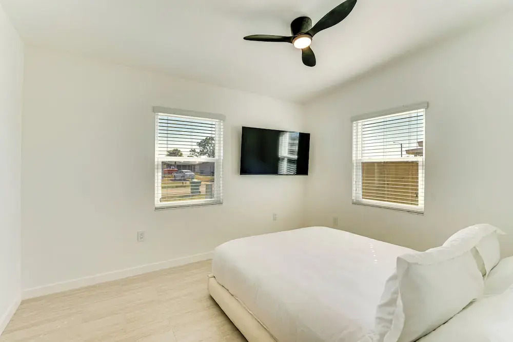 4 Mi to Beach! Sleek Getaway in Port Charlotte