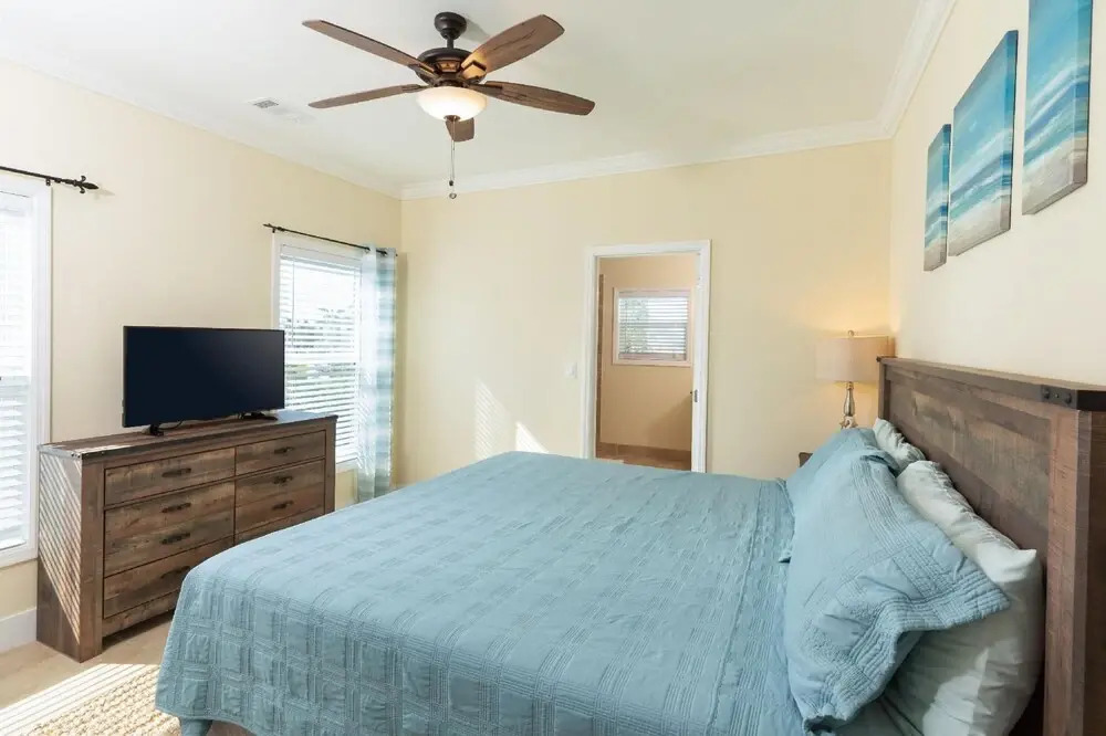 1 Beautiful 4 Bed 3 Bath Pool Home w Free Dock
