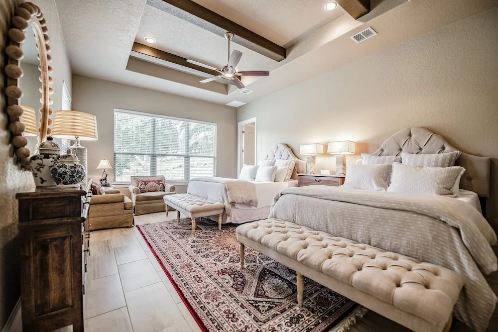 The Century Oak: 3-unit Beside Hidden Falls 4 Bedroom Home