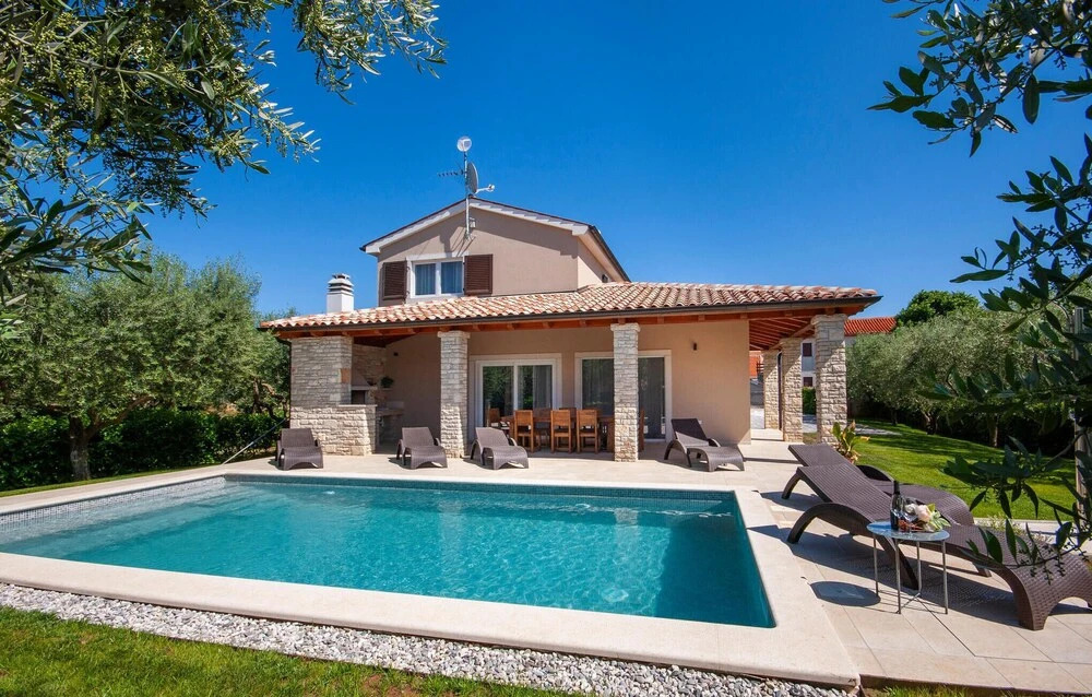 Nice Home in Medulin With 3 Bedrooms, Wifi and Outdoor Swimming Pool