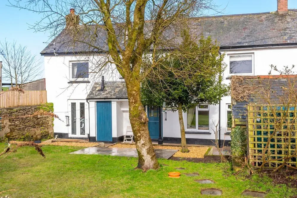 Pet-friendly Vintage Cottage, No Deposit
