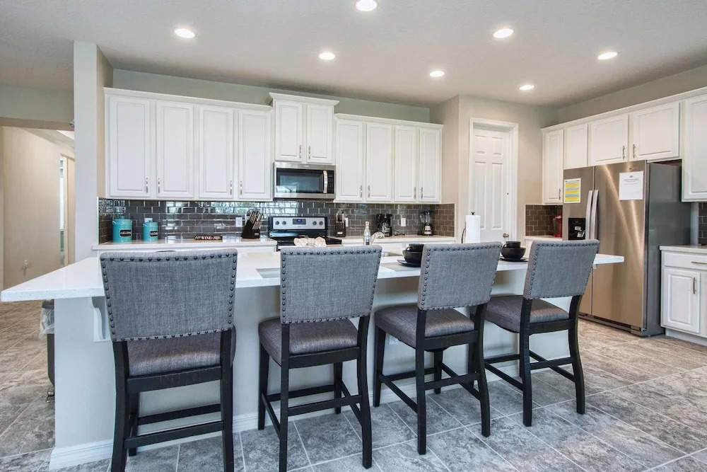 Solara 9 Bedroom House w Pool - 8100SA