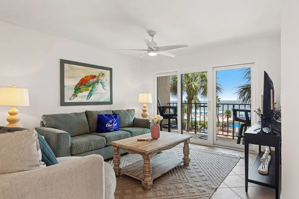 The Summerhouse! Beachfront 2BR Condo, Sleeps 8, Gulf Views