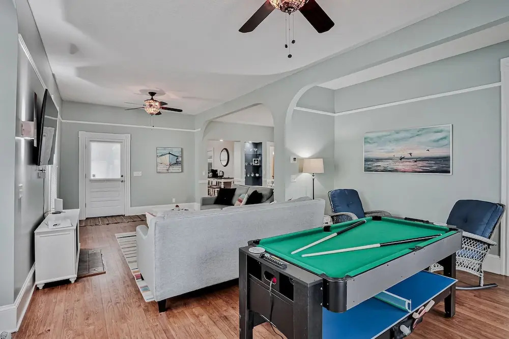 Classic Victorian Home Near Downtown With a Private Pool, Wifi, & Washer/dryer