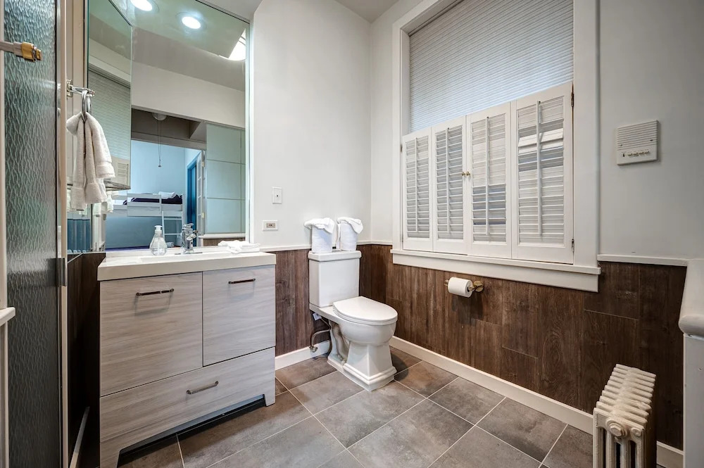 Huge Lincoln Park 6 Bed Duplex with Free Parking by AllSet Turnover