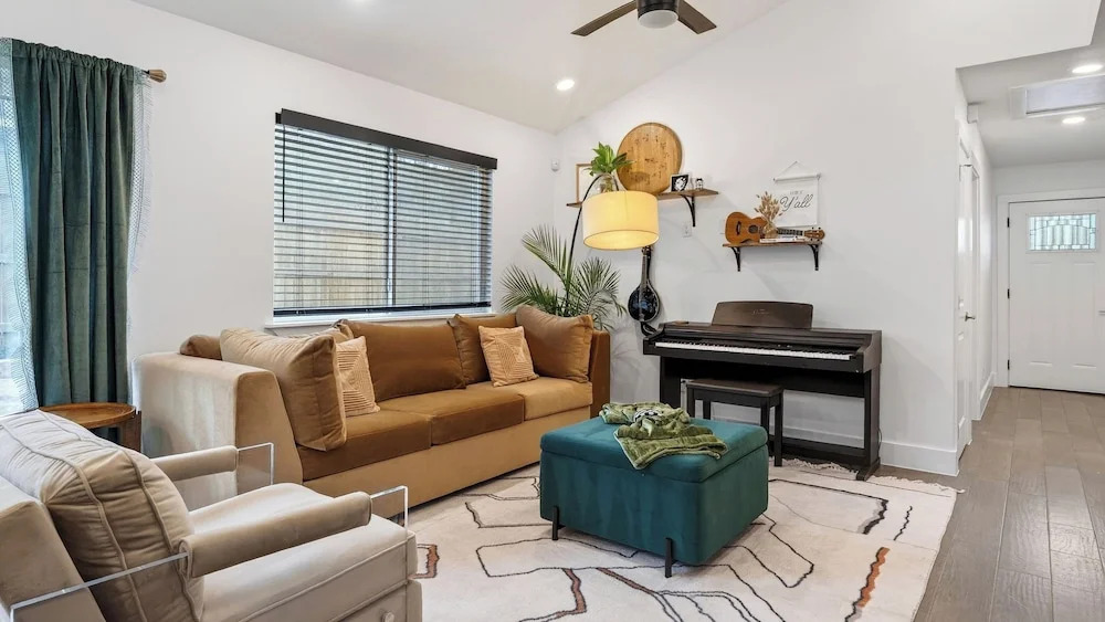 Eastside Keys by Avantstay Bright East Austin Stay + Backyard Dining + Near 6th St and Downtown