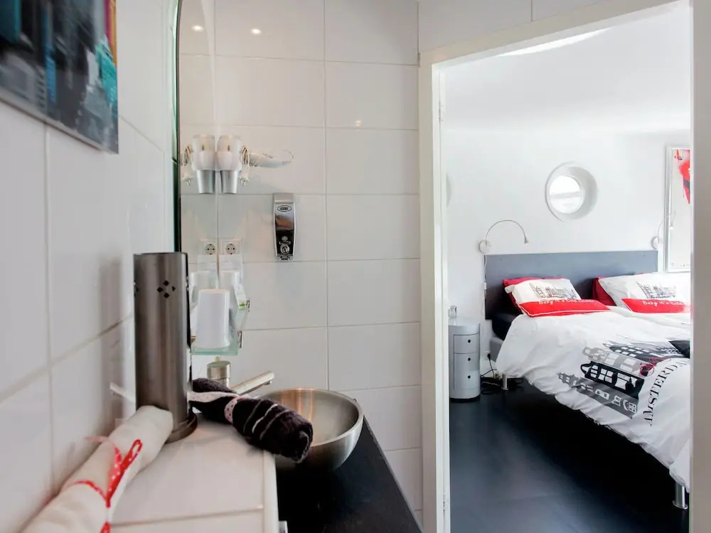 A Bed & Breakfast on a Splendid Houseboat
