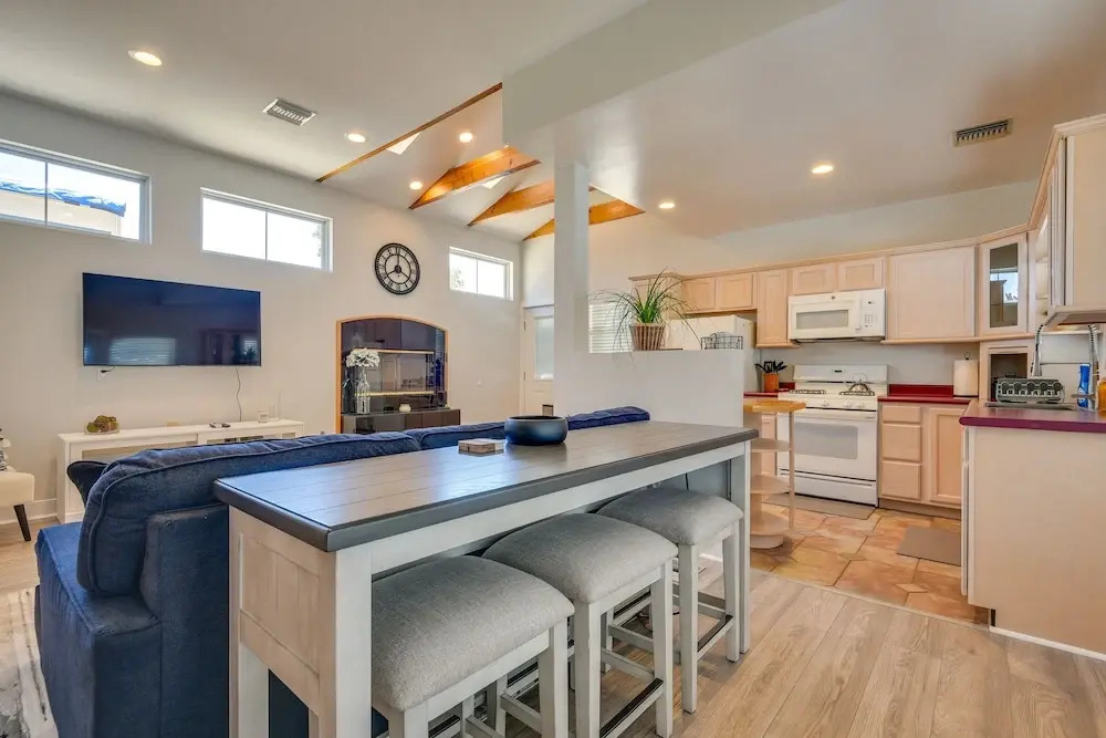 Luxe Pasadena Casita w/ Fireplace & Grill