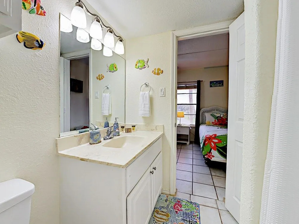 104 East Parade Condo Unit 17 - 2 Br condo by RedAwning