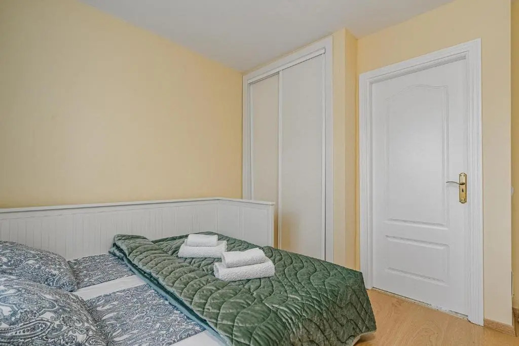 YELLOW 3 bedroom large apartment for 10 guests