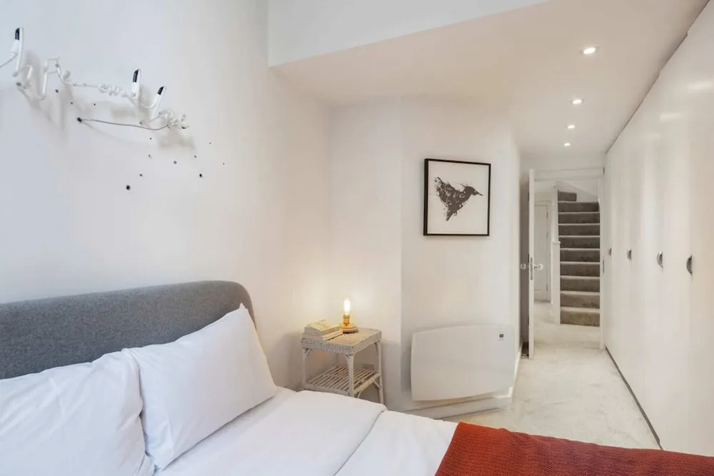 Bright & Beautiful Two Bedroom Apartment, Sleeps 4
