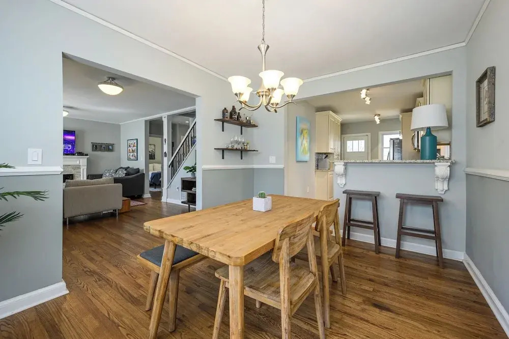 Plan A Trip To Georgia Aquarium In This Comfy 3BR
