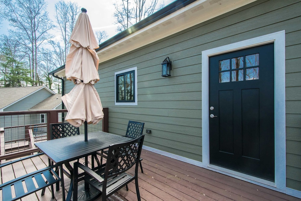 Modern Upper Retreat w Free Tix Deck 2 Suites