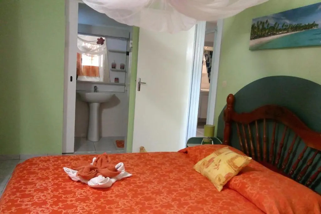 Bungalow with sea view in Deshaies