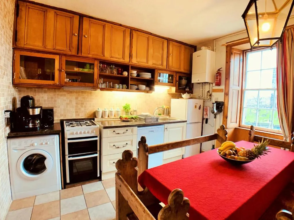 F2 Charming City Centre Apartment full of Character