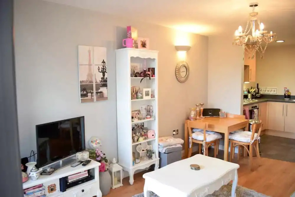 Stylish 1 Bedroom Apartment With Balcony