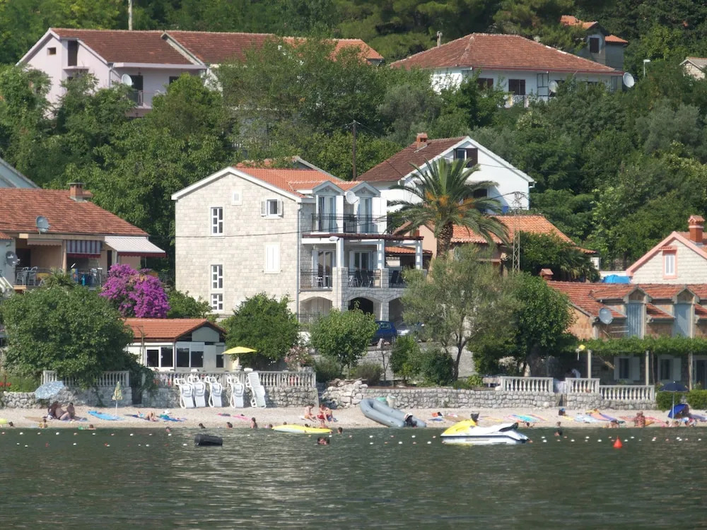 Spacious Family 4BR Seaside House, Fantastic Sea Views, 20 Meters to Beach