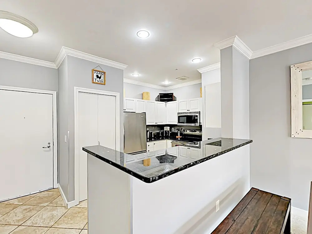 Chic Belltown Court W/ Pool & Rooftop Deck 2 Bedroom Condo
