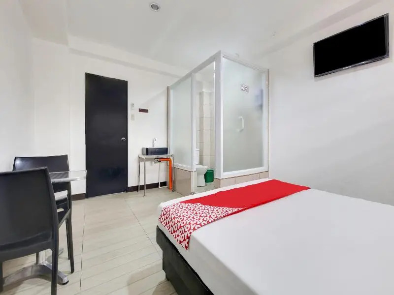 895 Golden Majestic Pension Inn