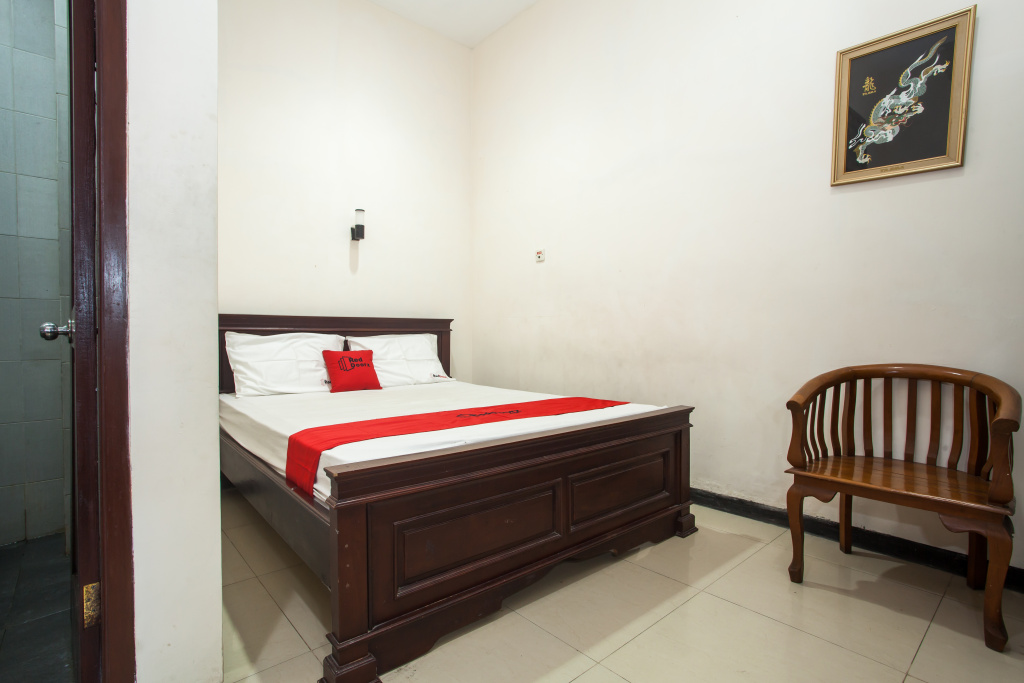 RedDoorz @ Raya Ngagel 2