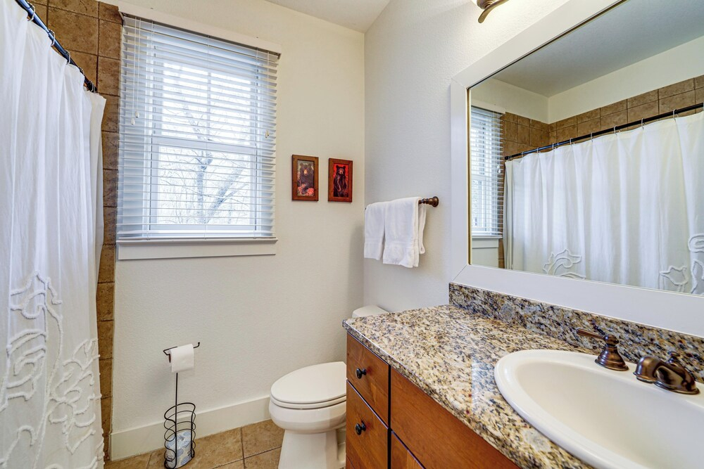 4 Mi to Bear Creek Lake! Serene Escape w/ Deck