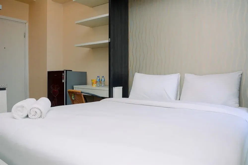 Fancy and Nice Studio at Green Pramuka City Apartment By Travelio