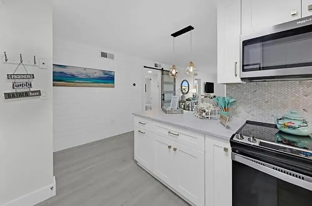 Dolphin Point #401c