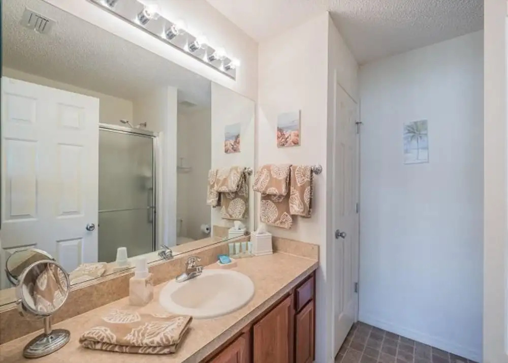 English Ivy Court 2600 by White Pelican VR
