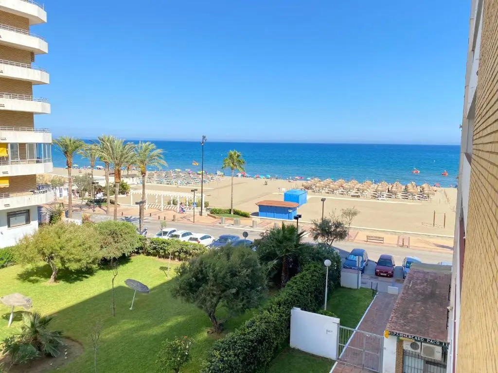 Modern 1 Bedroom Seaside Apartment with Pool