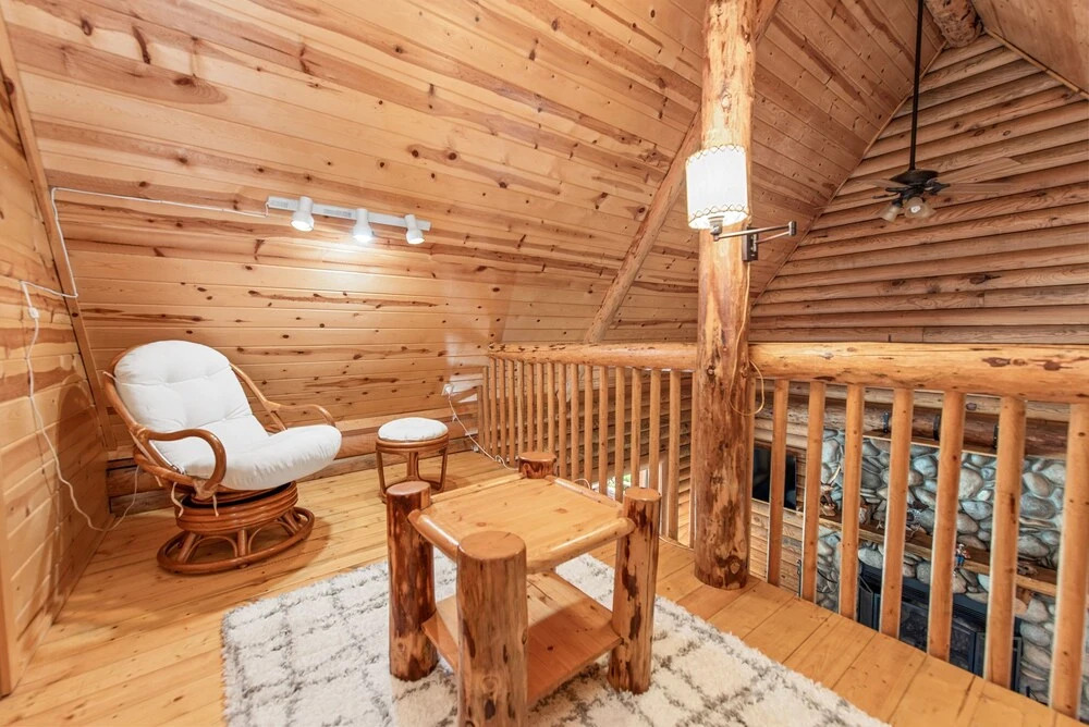 Goldilocks Cabin - Real Log Style Cabin, Premium Location, Close To Bear Mountain With Hot Tub! 2 Bedroom Cabin