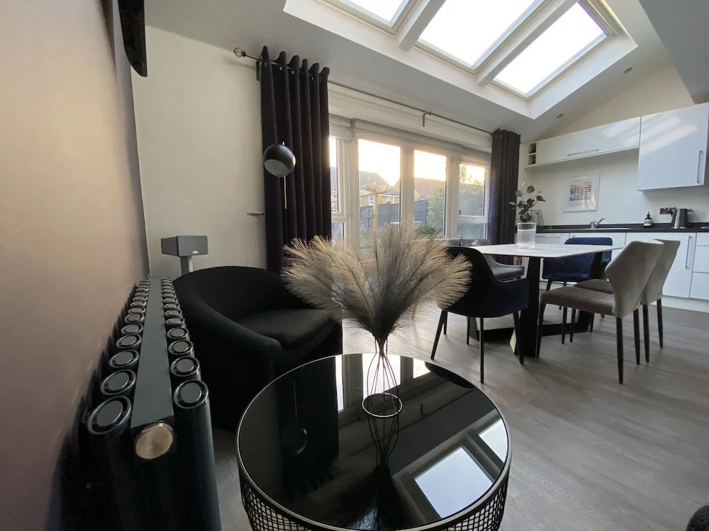 Stunning 4 Bed House With Cinema Room & Parking